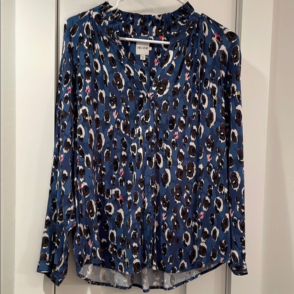 LIKE NEW NIC ZOE size M button down blouse
